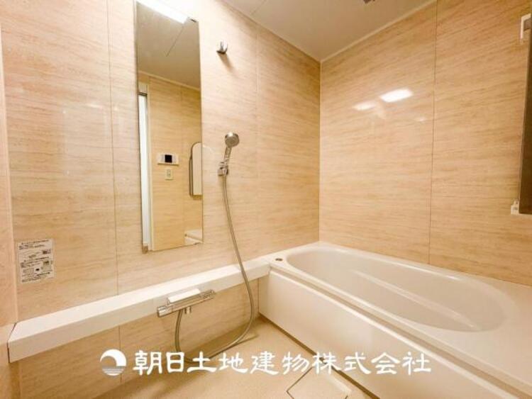 風呂 【浴室】上品な色合いが魅力のバスルームは、ほっと落ち着く空間を作り出しています。広々とした浴槽で体を癒やしながら、疲れを取り除けるような仕様です。お子様と一緒に楽しく入るのもいいですね。