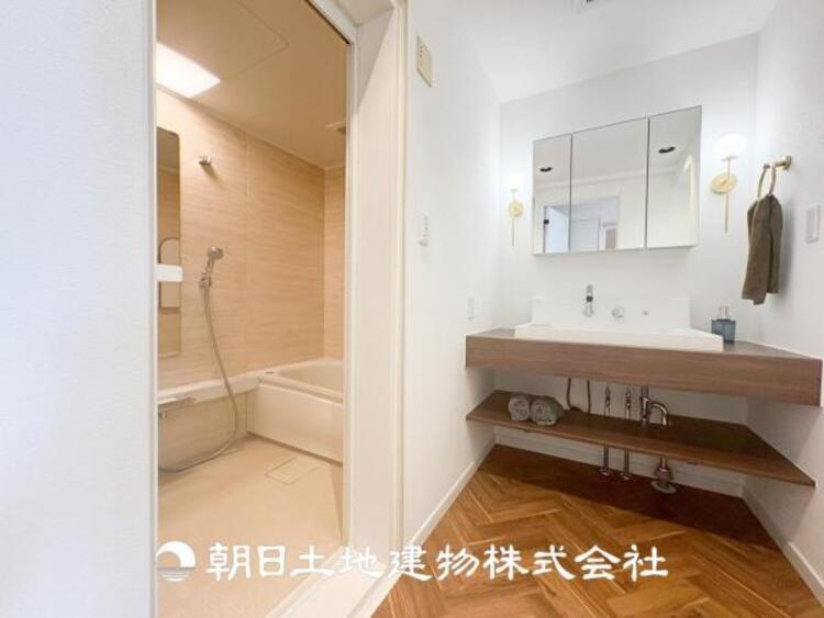 洗面 【洗面化粧台】慌ただしい1日が始まり、充実した1日の終わりを締めくくる洗面所。快適に過ごせることはもちろん、収納や機能性を兼ね備えた洗面化粧台です。