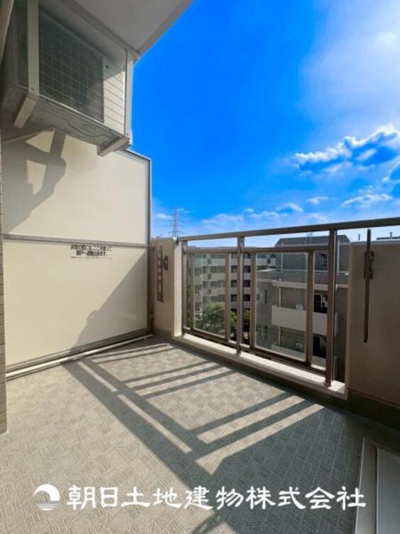 バルコニー 【バルコニー】温かい太陽を感じる事ができるのは、目の前に遮るものが無いから。彼方に広がる風景が絵画のように広がります。