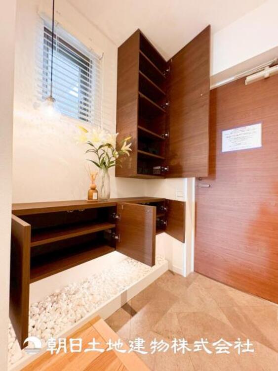 その他 【玄関】家族の帰り、遊びに来る友人、知人を優しく迎え、温もりに満ちた生活空間を予感させる。帰りたい家がここにあります。