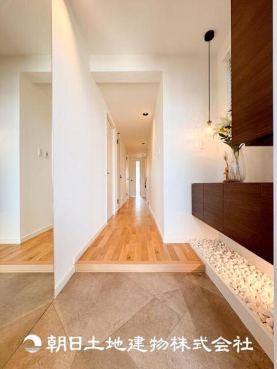 その他 【玄関】大切な家族、お客様をお迎えする玄関は住宅の入口。仕事が終わって疲れた日でも、あなたを受け入れてくれます。