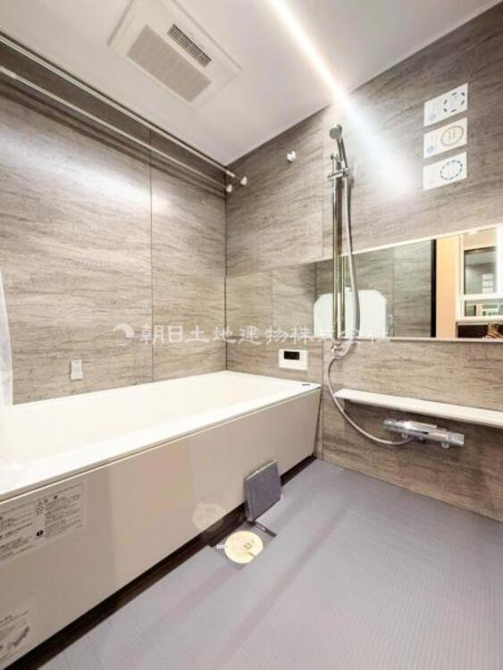 風呂 【浴室】ゆったりと寛げる広々バスで足を伸ばしてリラックス。　最新のユニットバスは設備も充実です。