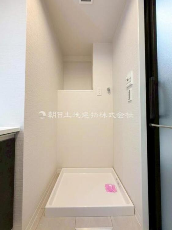 洗面 【洗面・脱衣所】ストレスフリーな広いランドリースペース。大きな洗濯機乾燥機もしっかりとおけます。