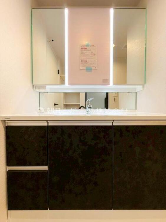 洗面 【洗面・脱衣所】普段は人目につかないスペースにもこだわりを。つくり手の気持ちを『心』がつたわります。