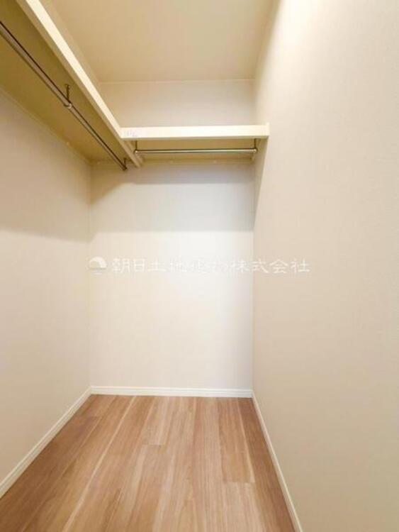 収納 【収納】適材適所に設けた収納は、奥行きもあり多くの物の収納が可能です。扉を閉めるとパッと隠すことができるので、いつでも室内が整理整頓でき気持ちのいい空間として使えます!