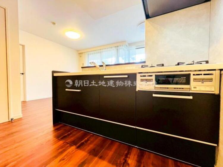 キッチン 【キッチン】広く取られたキッチンスペースはとても便利です。お料理をする人も開放感が心地いいです。