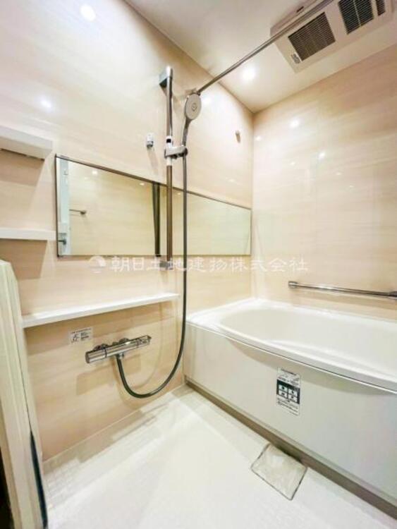 風呂 【浴室】ゆったりと寛げる広々バスで足を伸ばしてリラックス。　最新のユニットバスは設備も充実です。