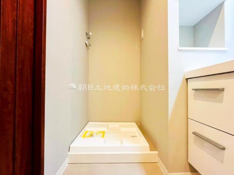 洗面 【洗面・脱衣所】ストレスフリーな広いランドリースペース。大きな洗濯機乾燥機もしっかりとおけます。