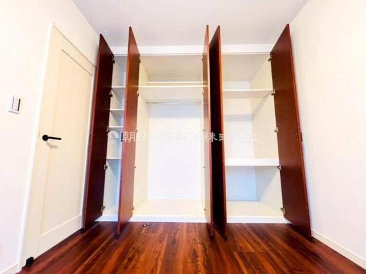 収納 【収納】シンプルながら使いやすいクローゼット付きです。日常使いの衣類や小物をすっきり収納でき、整理整頓しやすい仕様になっています！