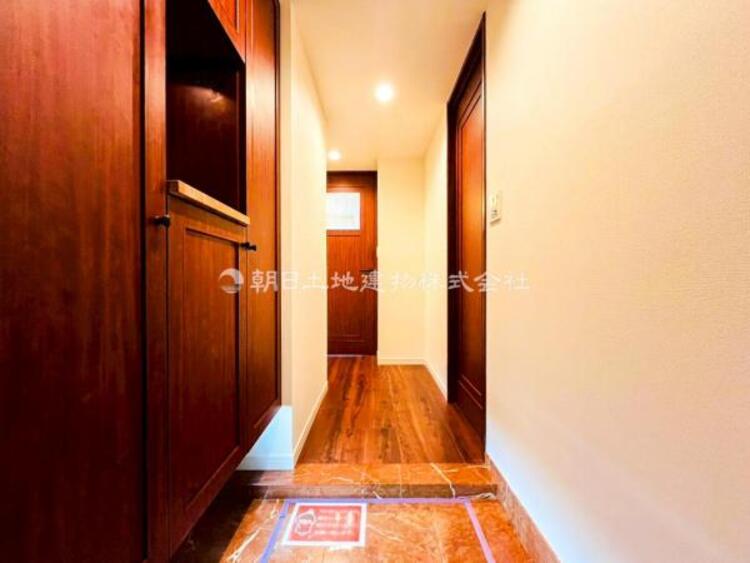 その他 【玄関】お出かけの際に小さなお子様のいるご家庭でもゆったりと靴を履かせて上げることができます。大きな荷物や抱っこしながらでもスムーズに出入り可能なストレスの少ない玄関です。