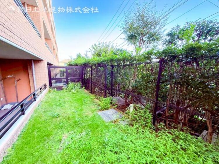 その他 【眺望】周囲は戸建てが立ち並ぶ落ち着いた住宅街。バルコニーからは道路越しに空が広がり、開放感を感じられます。