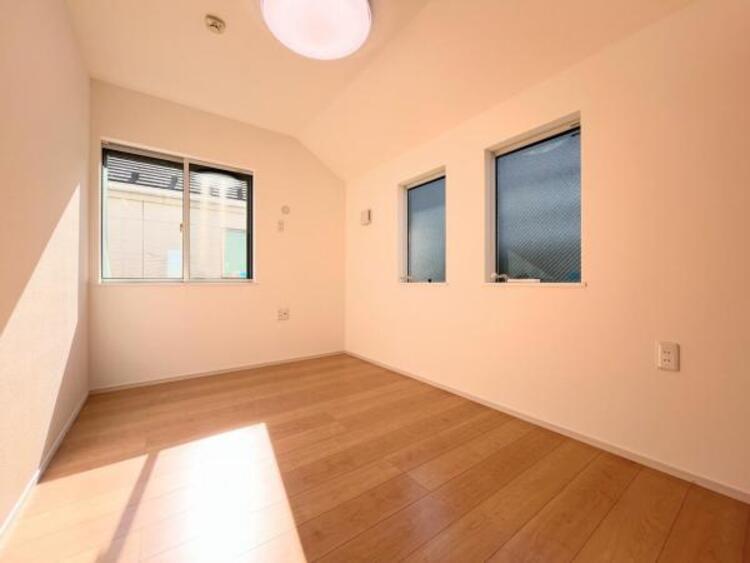 内装 ●〇採光、通風が心地よいお部屋です。お子様部屋にも、お父さんの書斎にも、どんな目的でも心地よくお使いいただけるようなデザインになっている為、家族構成の変化にも柔軟に対応できる居室となっております　〇●