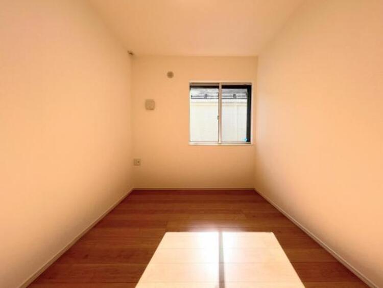 内装 ●〇採光もアクセントの一つとして。プライベートルームにはやさしい光が射し込んでいて、この明るい好みの空間で読書や音楽。充実した時間を過ごせます。日中に明りをつける必要が無い事も物件選びの大きな条件〇●