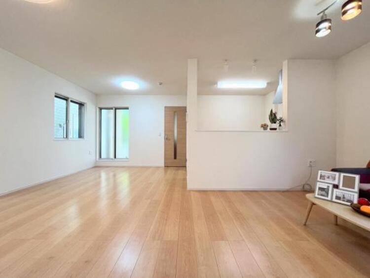 居間 ●〇一日の中で多くの時間を過ごす住まいだからこそ、いつも穏やかな空間であるように心掛けています。構成する建材などへの配慮が、住まう方の健康を守ります。小さなお子様がいるご家庭でも安心です〇●