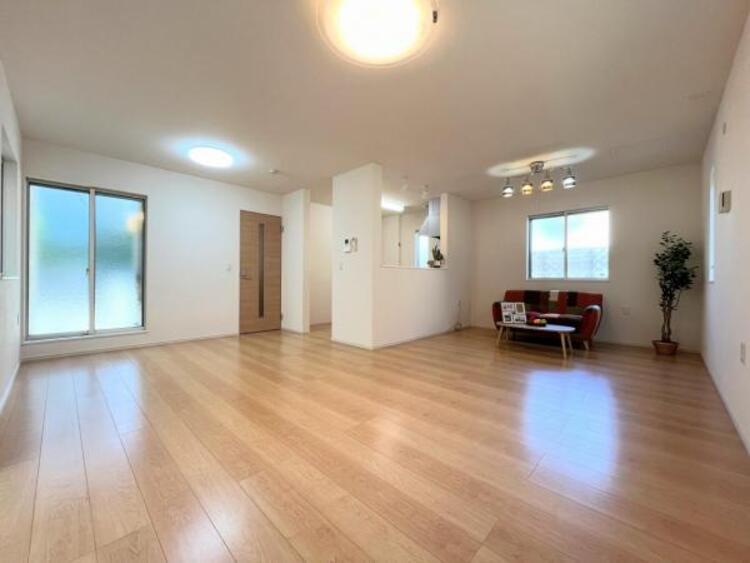 居間 ●〇家族と過ごすひと時を溢れる光が優しく包み込むリビングダイニング。家族とともに心穏やかに過ごすひととき。家族との時間、自分の時間を大切にできる空間がここにあります。LDKで過ごす時間は大事です〇●