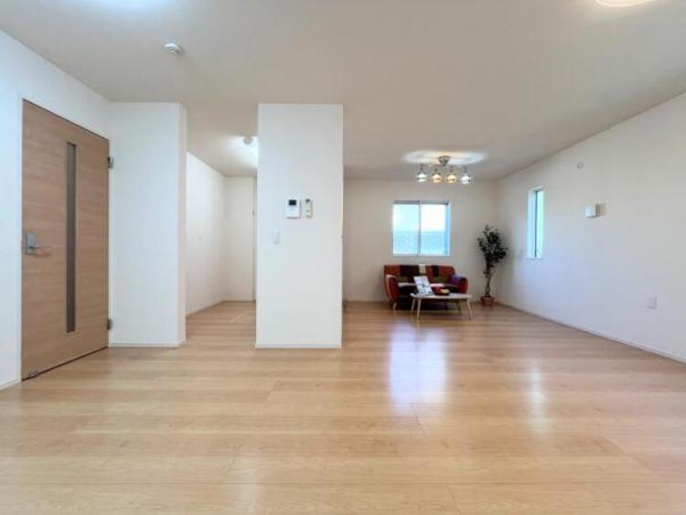 居間 ●〇オープンでのびやかな空間を生み出す、こだわりの広がりとゆとり。家族と過ごす時間を大切にしたい方にぴったりの明るくゆとりある住空間です。南側の窓からの日差しがリビングの中までしっかりと届きます〇●