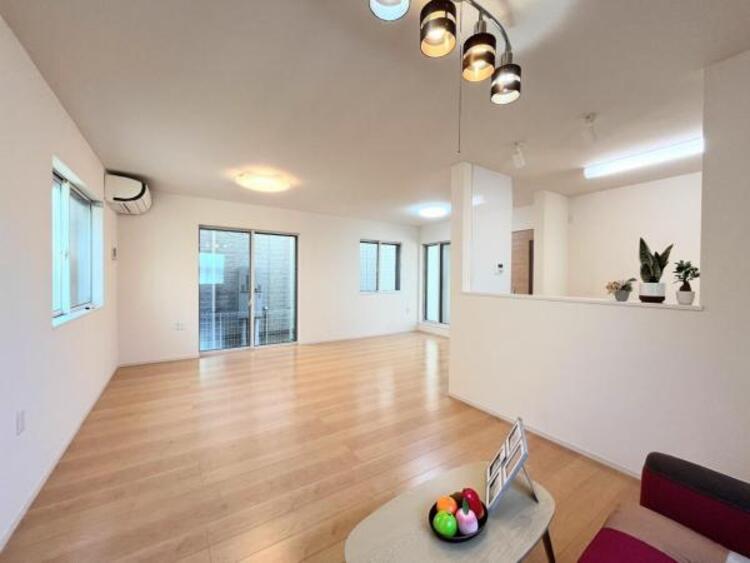 居間 ●〇ＬＤＫのメインとなる大きな窓。通常サイズより大きめの開口部から暖かい陽射しが長い時間射し込みます。天気の良い日は是非窓を開けて風通しの良さもご体感下さい。明るいＬＤＫがご家族団欒の時を包みます〇●