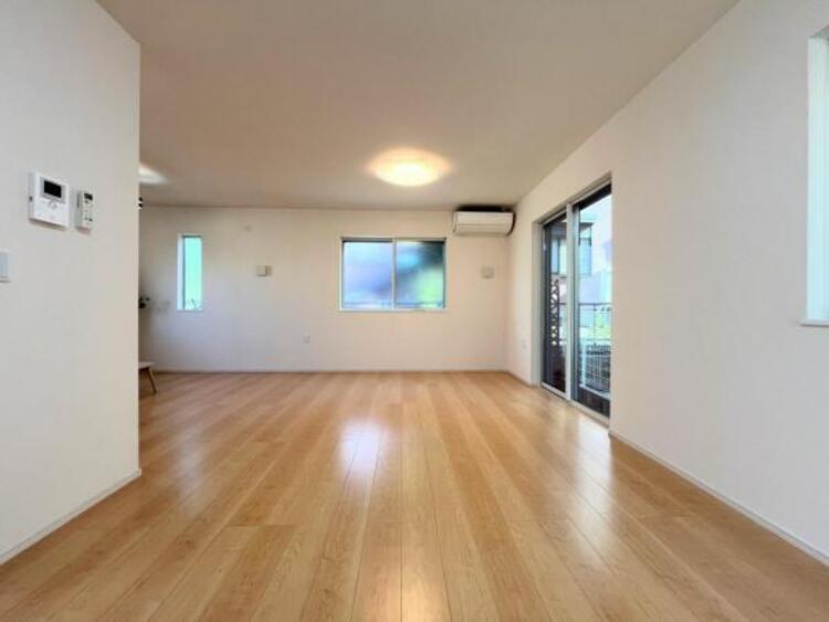 居間 ●〇広々ＬＤＫ。導線もしっかりと取れており、ダイニングテーブルやソファー、ローテーブル等の家具もしっかりと配置でき、サイズも選びません。ゆったりした広さの空間で家族団らんの時間をお過ごしください。〇●