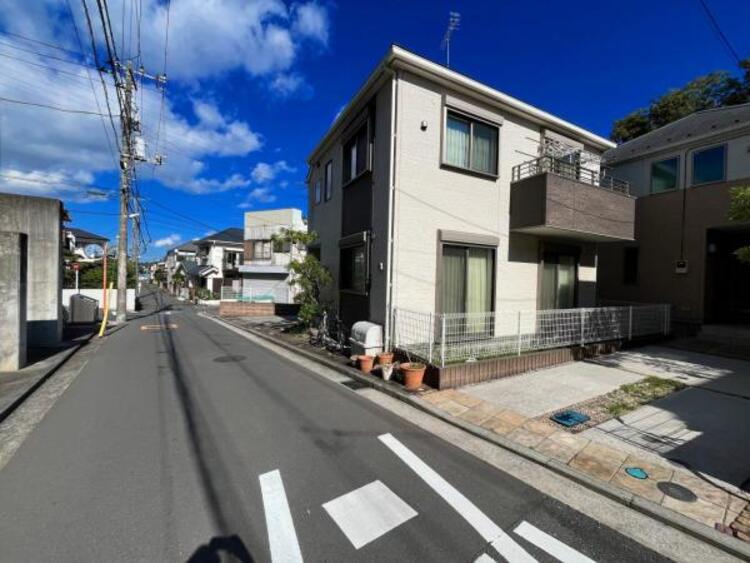 外観 ●〇ここから始まる「日常」はご家族にとってかけがえのない時間となります。少しでも豊かに、快適に。そんな想いから本邸宅は生まれました。周辺には利便性の高い施設や緑にあふれ、永住の地に相応しい環境です〇●