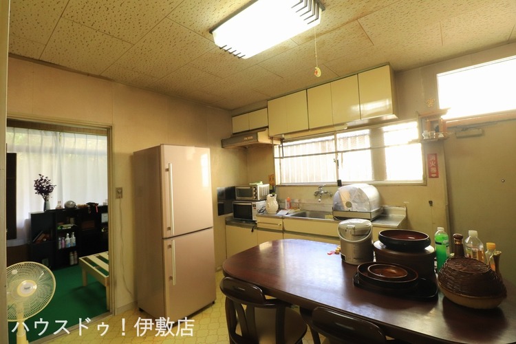 キッチン 【1Fダイニングキッチン】勝手口付きのダイニングキッチン！玄関を通らずにゴミ出しが可能です