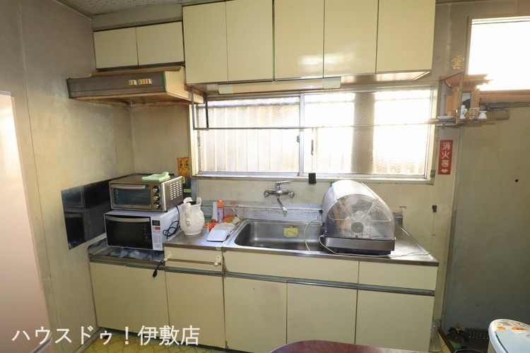 キッチン 【1Fキッチン】吊戸棚付きのキッチン！窓もついており、明るいキッチンです