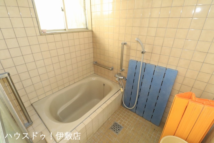 風呂 【1F浴室】手すり付きの浴室です