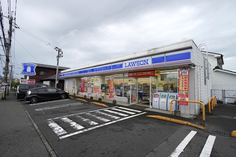 周辺 ローソン 鹿児島伊敷団地店【ローソン鹿児島伊敷団地店】飲食品、日用品を取扱うコンビニエンスストアー 徒歩 約11分（約840m）