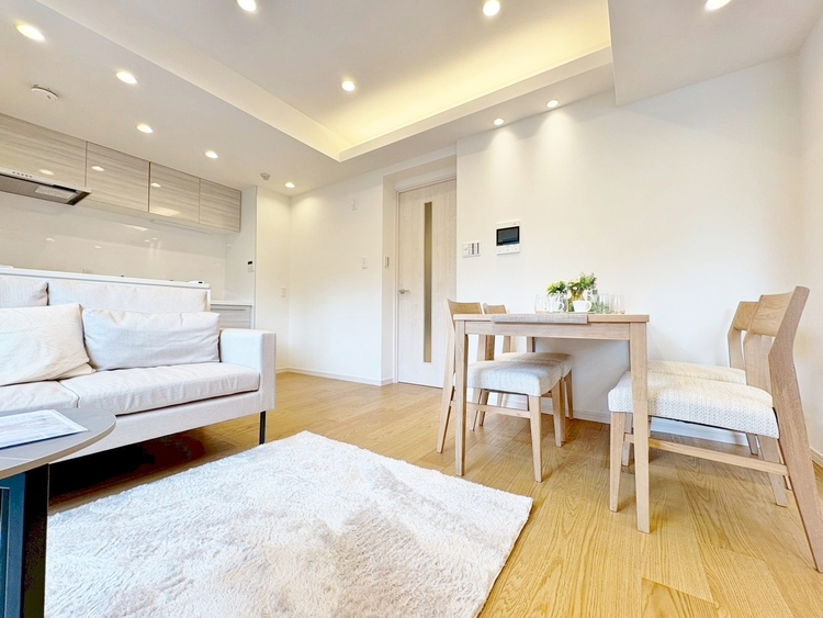 居間 飾り過ぎないシンプルな内装と偏り過ぎないデザインで統一しました。