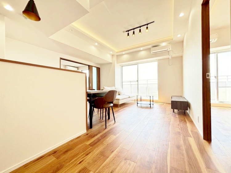 居間 忙しく過ぎゆく日常を置き去るほど、ゆったりした時間が流れるリビング。