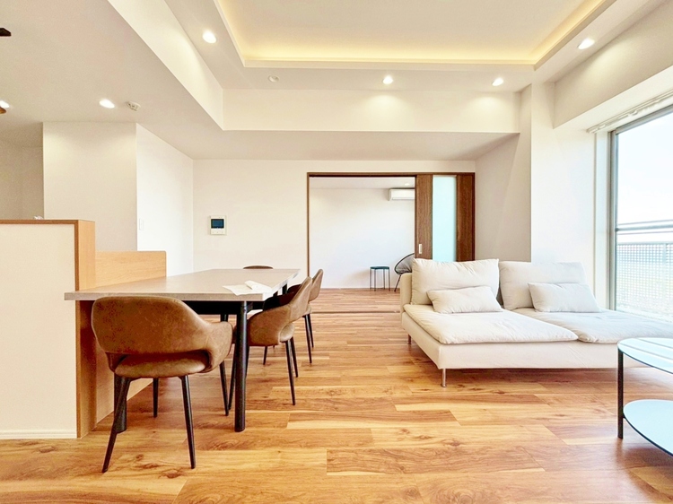 居間 居心地の良い空気感は、暮らしのステージを彩り、心からのやすらぎと満足感を与えてくれます。