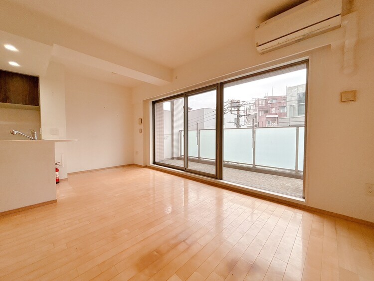 居間 居心地の良い空気感は、暮らしのステージを彩り、心からのやすらぎと満足感を与えてくれます。