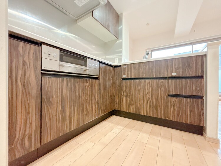 キッチン スマートな意匠と充実の機能を備えたキッチンが、暮らしにおいしい彩りを添えます。