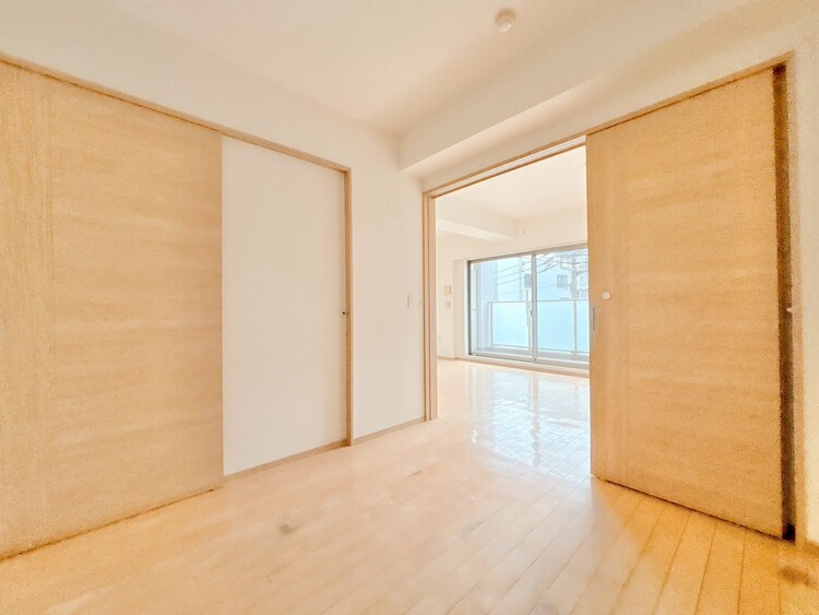 寝室 ベッドも十分に設置するスペースがあります。