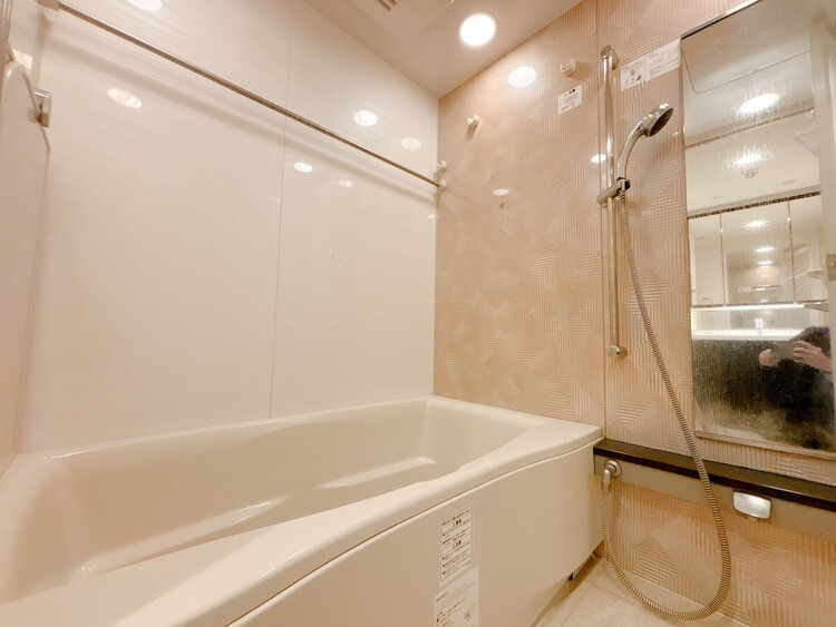 風呂 一日の疲れを癒すバスルームは、心地よいリラックスを叶える清潔感溢れる空間です。