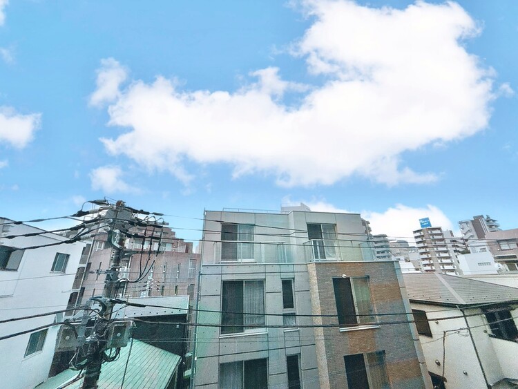 バルコニー 窓を開けると広がる青空。心をリフレッシュして日々を過ごしていきましょう。