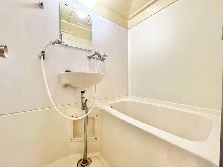 風呂 一日の疲れを癒すバスルームは、心地よいリラックスを叶える清潔感溢れる空間です。