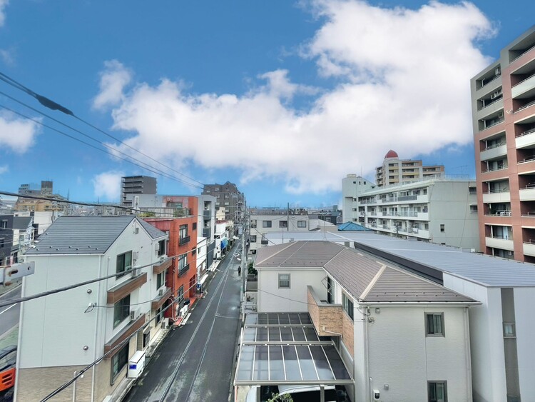 バルコニー 窓を開けると広がる青空。心をリフレッシュして日々を過ごしていきましょう。