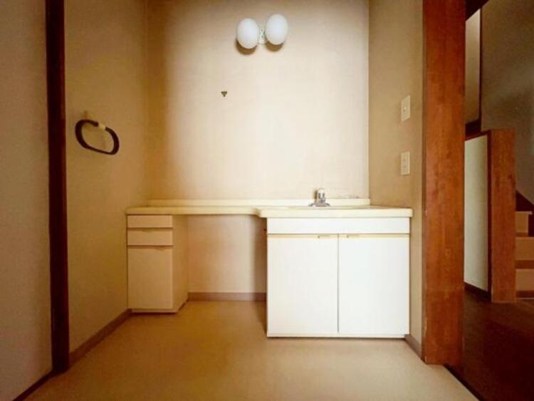 洗面 1階洗面台と脱衣場は空間が分かれているので、ご家族が入浴中も洗面室を使用可能
