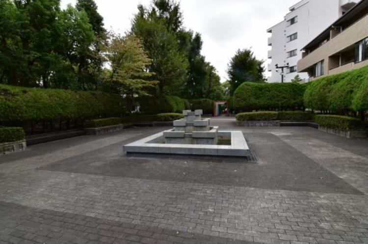 その他 都会の喧騒を忘れさせる、緑のオアシス。マンション敷地内で、心落ち着くひとときを。