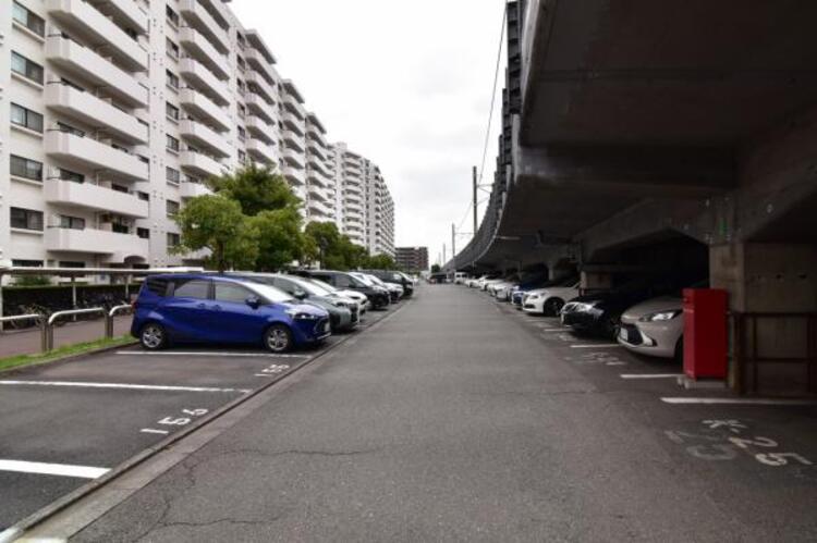 駐車場 マンションの敷地内に設けられた駐車スペースなので重い荷物の出し入れの負担を最小限に抑えられます。小さなお子様も安心・安全の乗り降りが出来ますね。