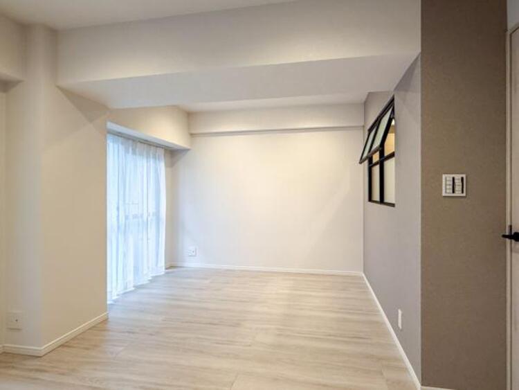 居間 ゆったりとくつろげる、明るく開放的なリビング空間です。