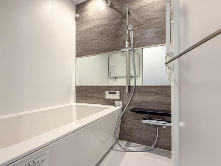 風呂 １日の疲れを癒してくれる広々とした浴室は癒しの空間としてカスタマイズが可能です。