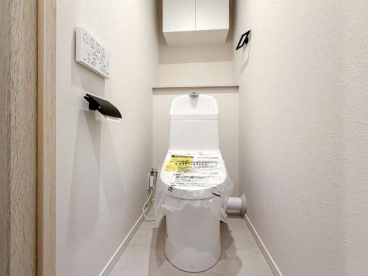 トイレ シンプルでシャープなフォルムは、そのデザイン性だけでなく汚れが拭きやすくお手入れ簡単です。