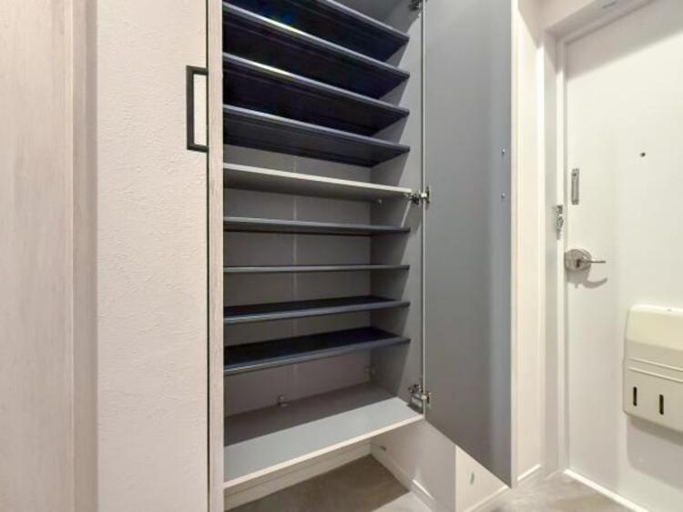 収納 清潔感のある空間を保てるよう、収納スペースを広く設けていますので、たくさんある靴もすべて収納して頂け、玄関をスッキリ綺麗な空間に纏めます。
