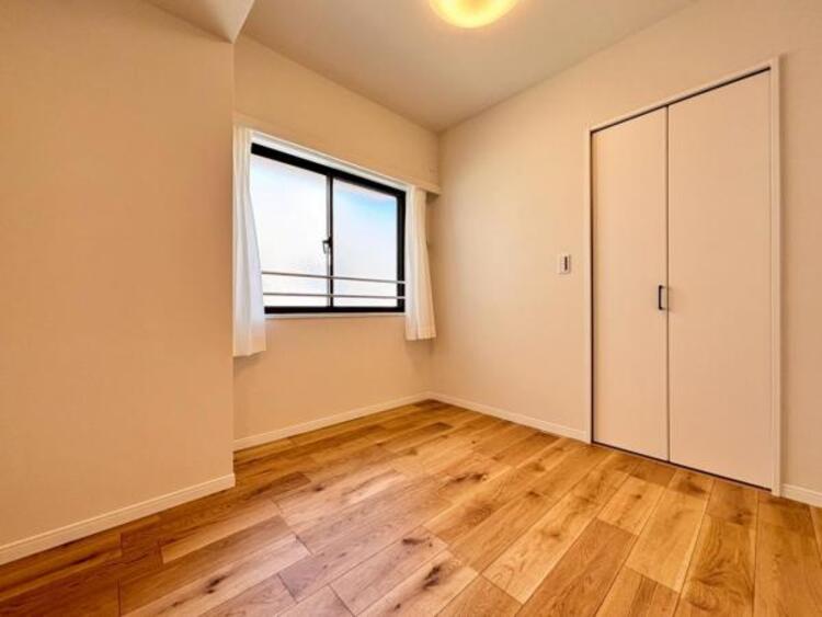 内装 家族個々の安らぎの空間。誰もが好みで飾れるシンプルな室内に仕上げてあります。