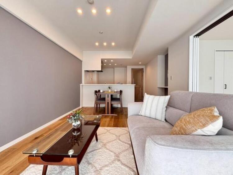 居間 大きなソファを置いてゆったりとご生活頂けるリビング。家族が集まる場所だからこそゆったりとした空間を実現しています。