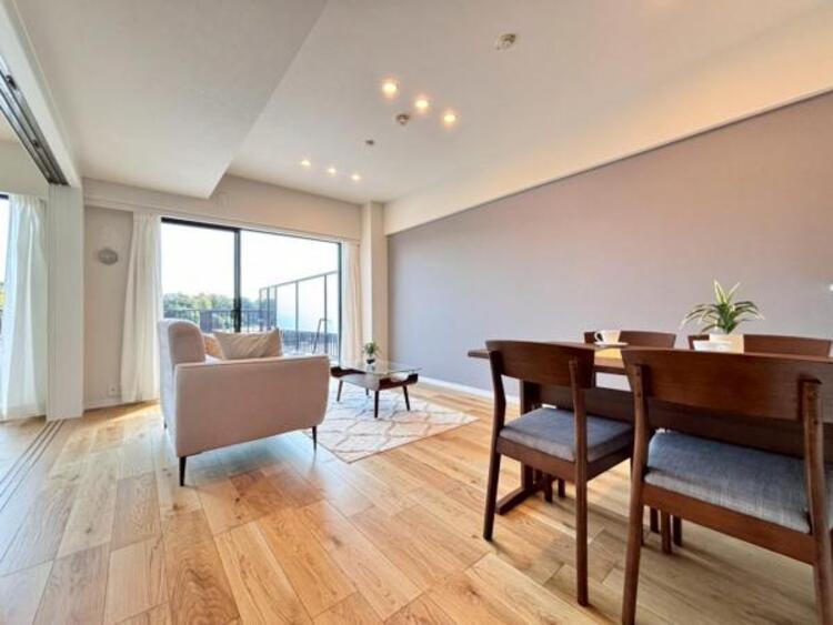 居間 家族はもちろん友人たちもリラックス。仲間を呼び寄せる風通しの良い家。光と風が通るリビングで充実した毎日を。