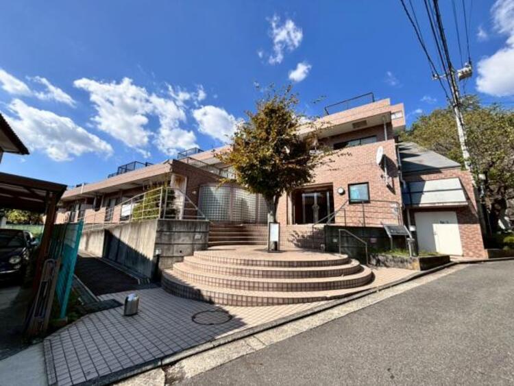 外観 街に溶けこみ美しい景観を生み出すこの邸宅は、採光や風通しまで考え抜いて造り上げました。