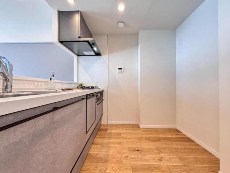 キッチン リビング全体が見渡せる対面式システムキッチン。食事の用意をしながら家族との会話も弾み笑顔溢れる空間です。