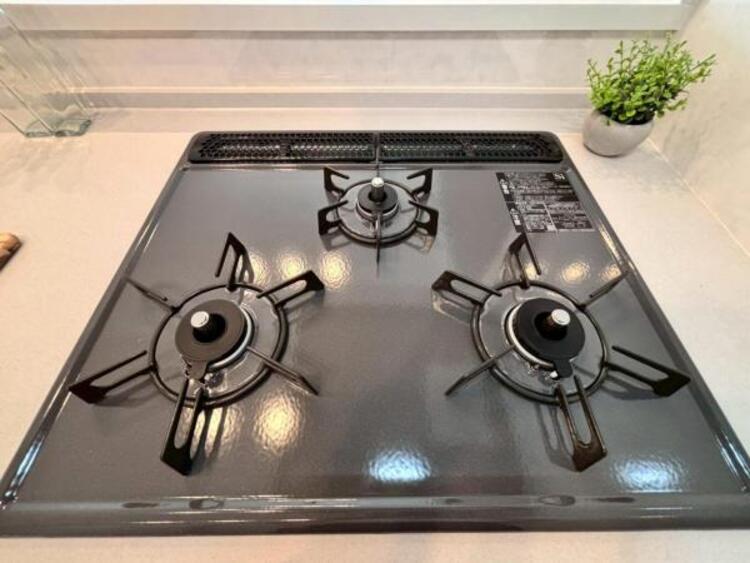 キッチン 料理の幅を拡げてくれる三口コンロの使いやすいシステムキッチンを採用。